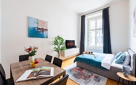 Spacious 3-Bedrooms Apartment Near Karlin Square